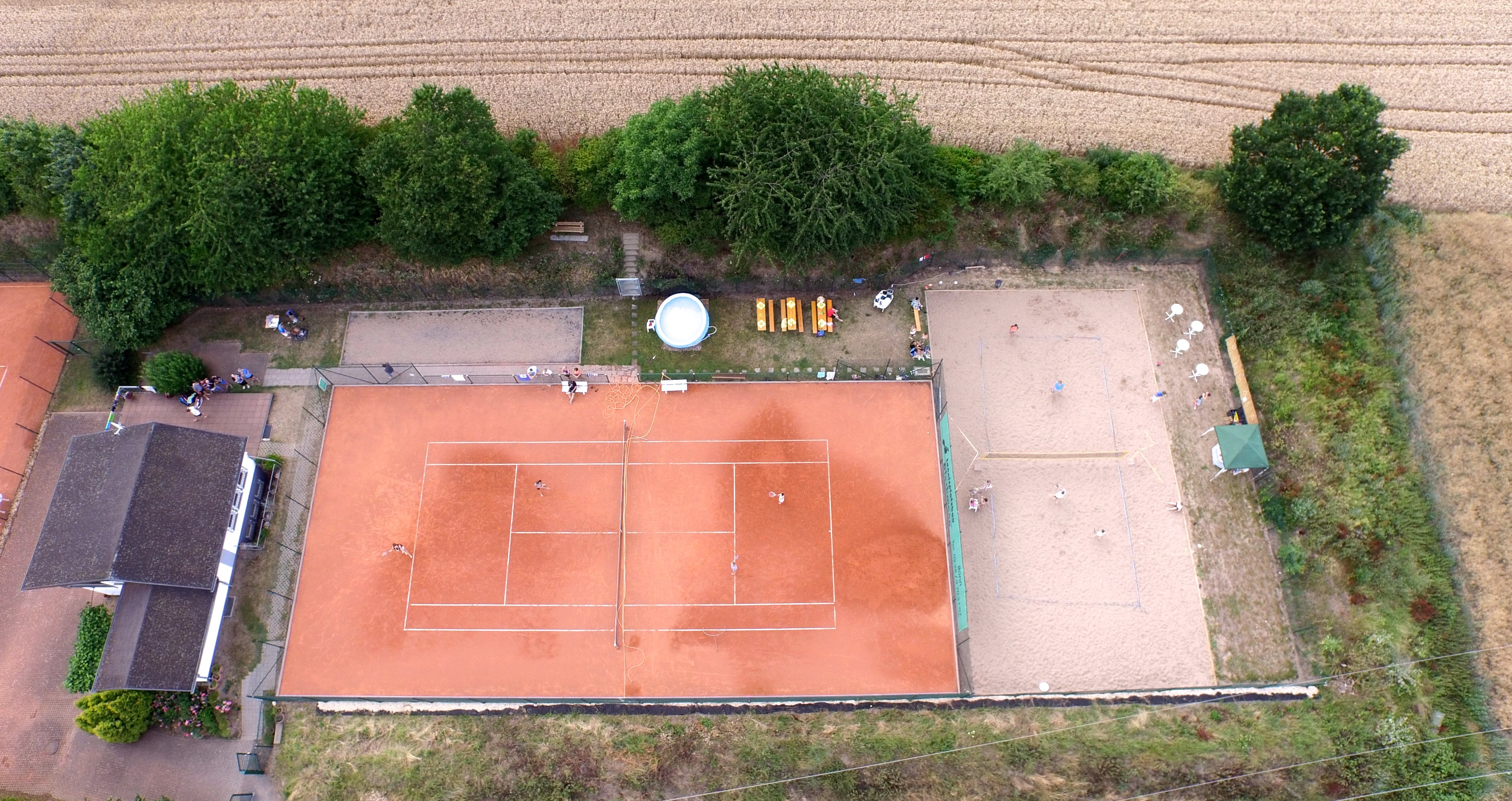 Tennisplatz 4 mit Beachfeld